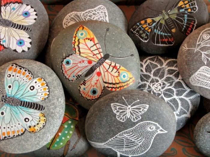 צבע פרפרים צבעוניים על אבנים