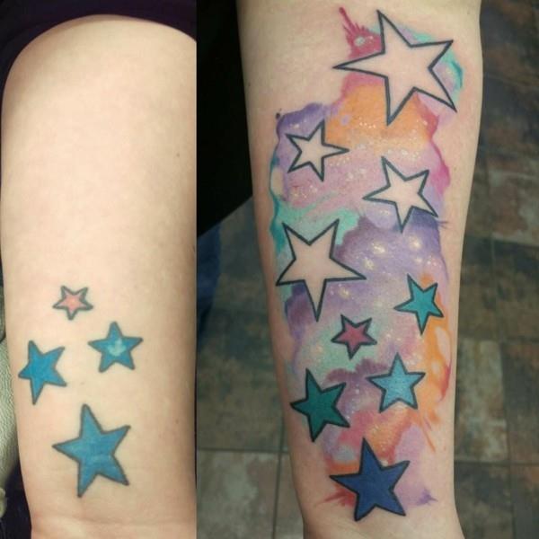 רעיונות לקעקוע כוכבים צבעוניים על הזרוע