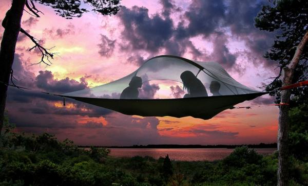 עיצוב אוהלי קמפינג תלוי על העצים
