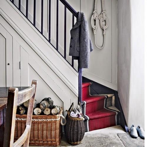 שטיחי מדרגות מגניבים במסדרון בצבע אדום