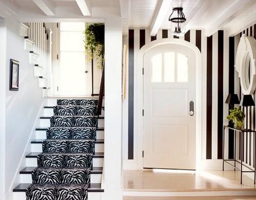 שטיחי מדרגות מגניבים במסדרון בשחור ולבן