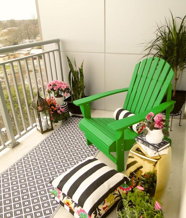 רעיונות לקישוט מרפסת מגניבים פרחים כסא ירוק צבעוני
