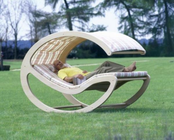 ספה אידיאלית וכיסא מנוחה בגינה בעיצוב מודרני