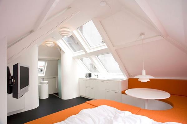 דירות קטנות ומגניבות ציוד כתום לבן חלונות בעליית הגג