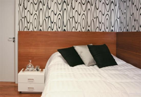רעיונות מגניבים לעיצוב קיר שינה בחדר המיטה מעץ שחור ולבן