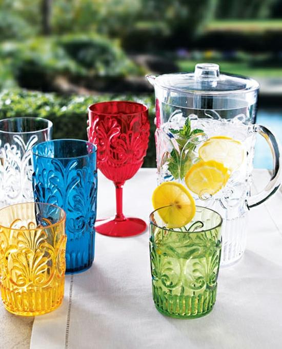 מגניב-גינה-מסיבה-אביזרים-רעיון-כוסות-צלחות-זכוכית צבעונית