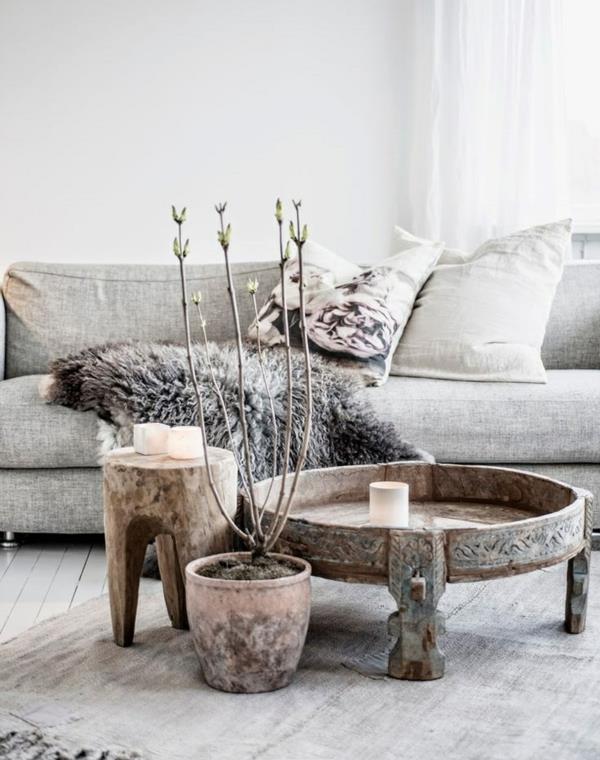 שולחן קפה מעץ עגול מעץ מלא בדגשים מזרחיים ספה בסלון