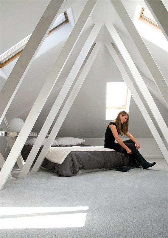 מיטת חדר שינה לבנה בעליית גג