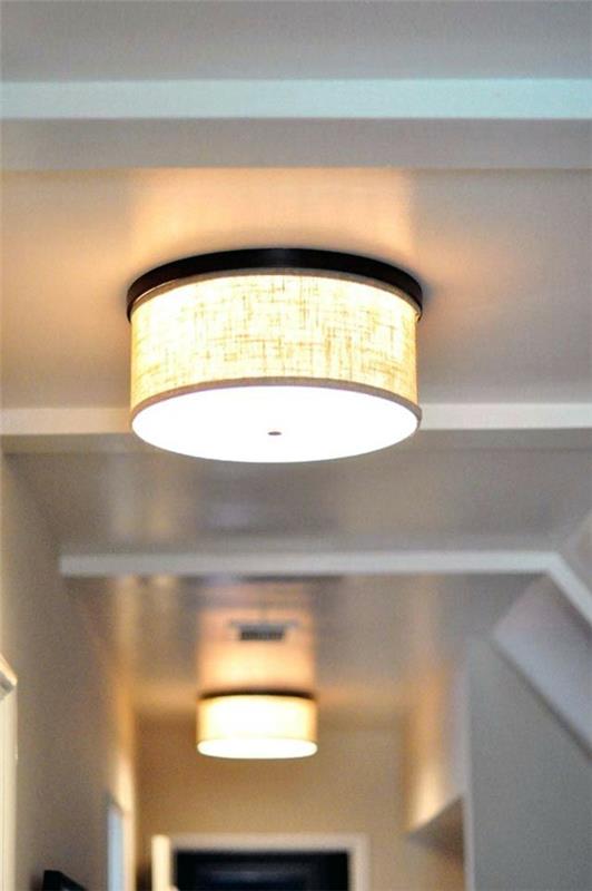 מנורת תקרה עיצוב תאורה במסדרון נכון