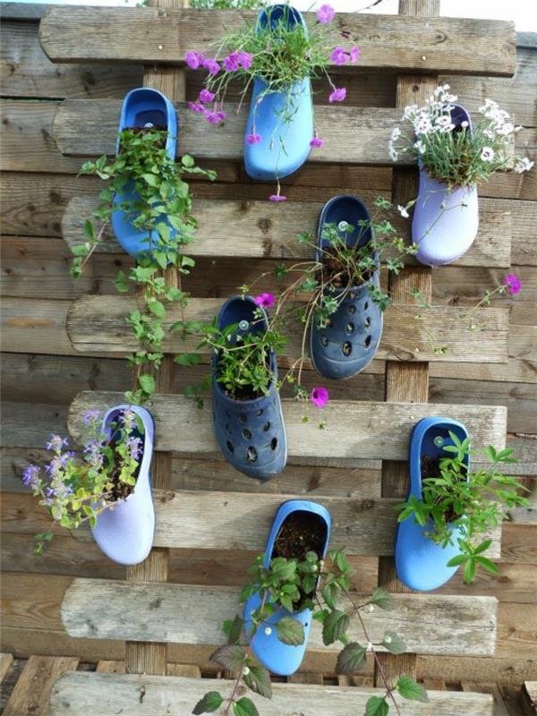רעיונות לקשט עשה זאת בעצמך גינון צמחים מיכלים לשתול נעליים ישנות