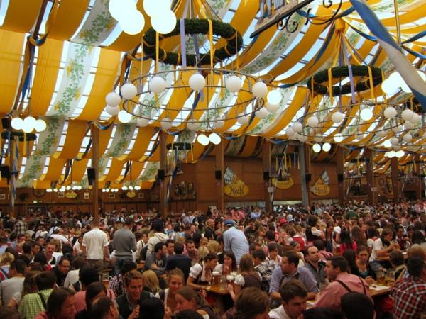 גרמניה חוגגת את אוהל הבירה הגדול של אוקטוברפסט
