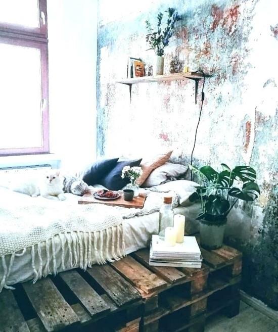 חדר שינה עם מיטה בסגנון בוהו