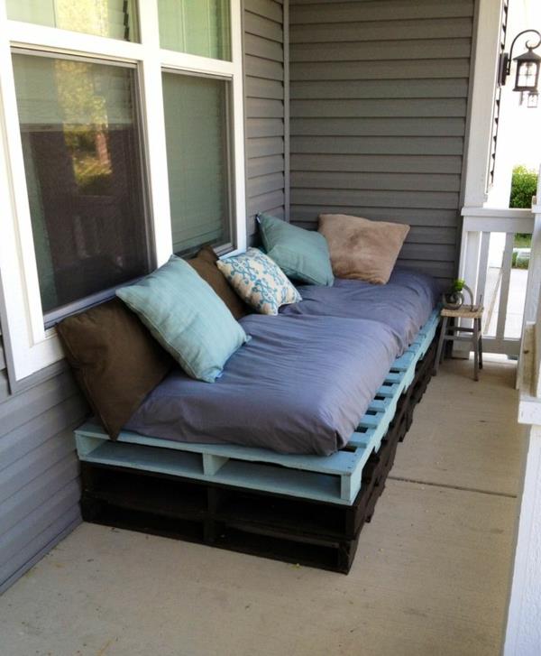ספה לריהוט גן עשויה צבעי לוח