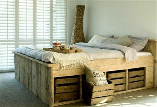 מיטת DIY רעיונות ממשטחים עם חדר שינה לאחסון רעיונות