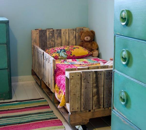 רעיונות עשויים במיטת חדר הילדים העשויים מארון משטחים