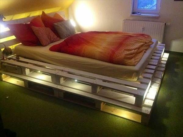 מיטת ריהוט עשויה תאורה של משטחים