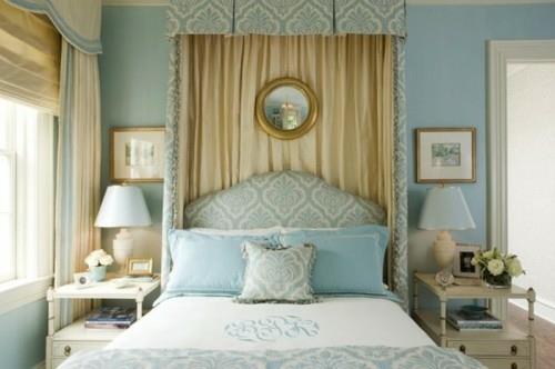 עיצוב חדר שינה עם מיטת אפיריון כחולה דומיננטית