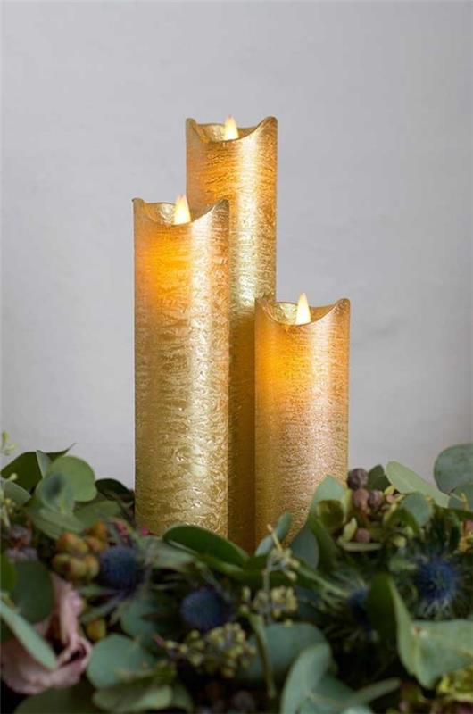 שלושה נרות זהב נרות חג המולד