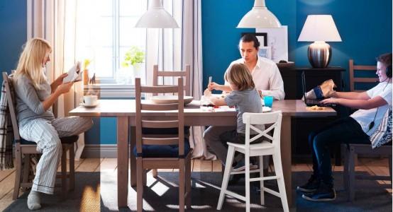 קירות כחולים כהים חדר אוכל משפחה איקאה רעיון מנורה תלויה נוכחית