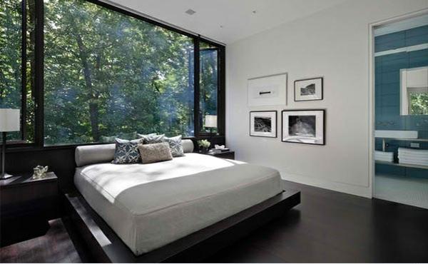 רצפת עץ כהה המניחה חדר שינה מודרני בסגנון אסיאתי
