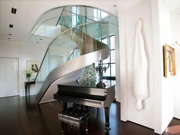פסנתר נהדר מתחת לחדר המדרגות