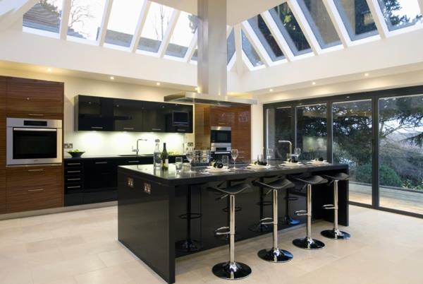 חלונות תקרה במטבח מצוידים באי מטבח שחור