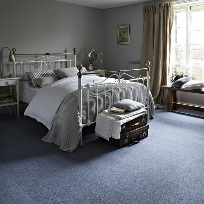 ריהוט ריהוט חדר שינה שטיח סגול מזוודה קירות בהירים