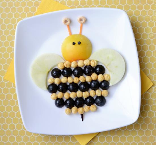 דבורים אכילות מייצרות מזון לילדים