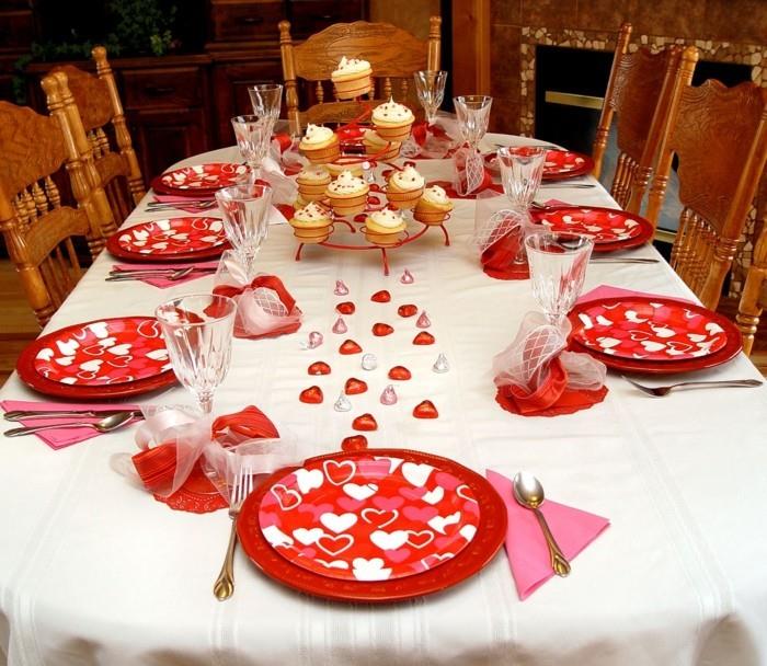 שולחן אוכל לקישוט אירוע נשף לכבוד חג האהבה