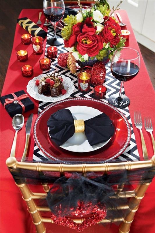 עיטור שולחן האוכל שילוב צבעים לא אופייניים של ניואנסים שחורים