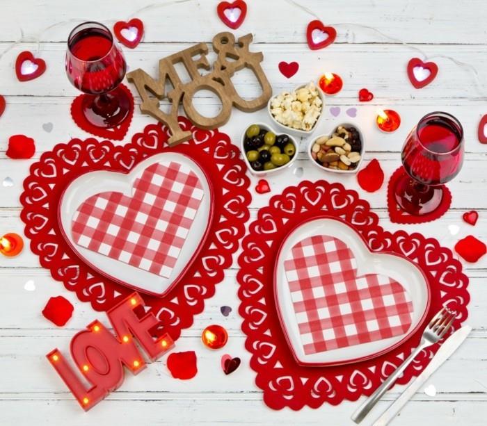 לקשט שולחן אוכל דמויות לבבות רומנטיות של חג האהבה