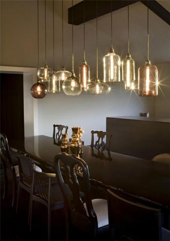 מנורת שולחן אוכל משלבת מספר אורות תליון בעיצובים שונים