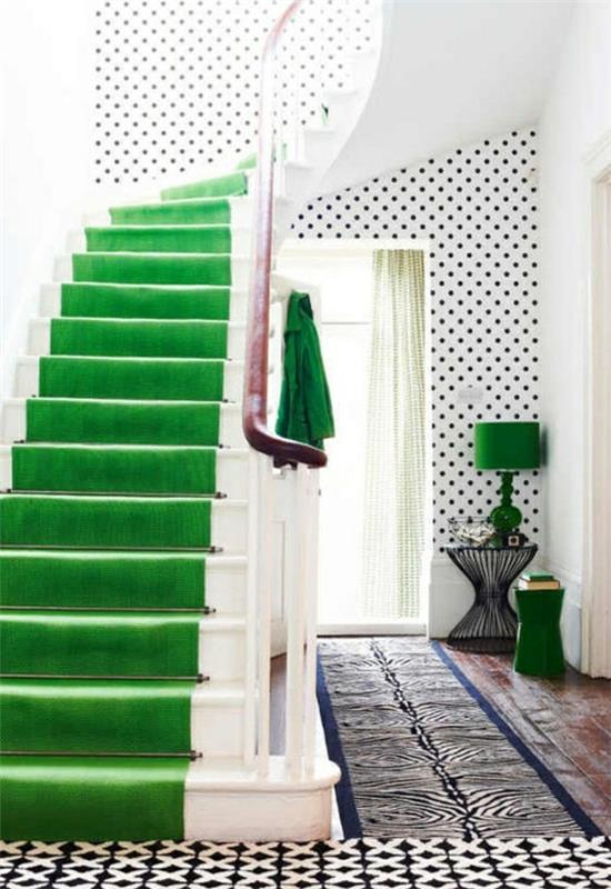 ערכת צבעים במסדרון קיר מדרגות ירוק