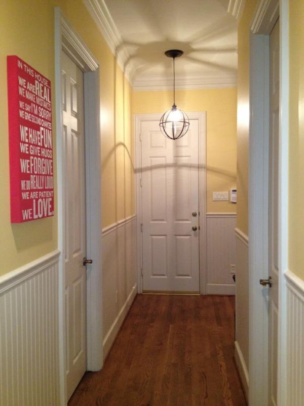 ערכת הצבעים במסדרון דלת צהובה לבנה