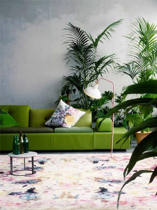 שילובי צבעים בסלון ספה ירוקה והרבה צמחים