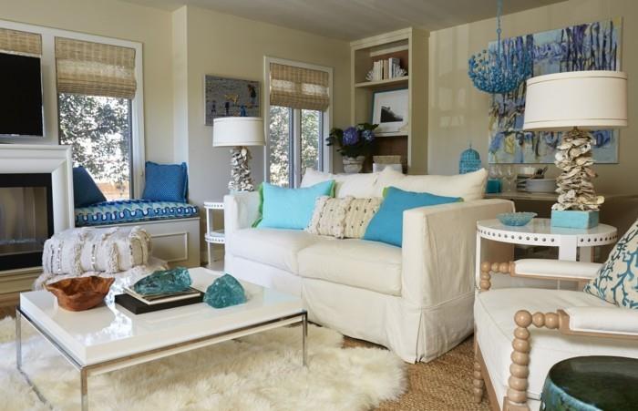 שילובי צבעים של רהיטים לבנים ומבטאים כחולים