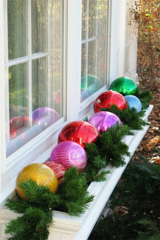 קישוט חלון לכדורי חג המולד הצבעוניים
