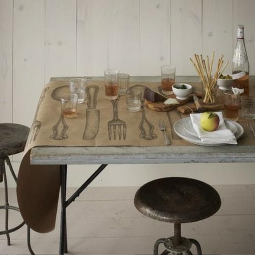 שולחן כפרי לארוחה חגיגית עם שרפרפים בסגנון תעשייתי