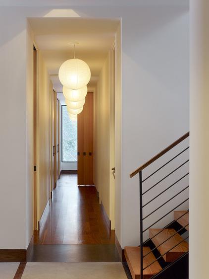 מנורות כדור במסדרון תאורת מדרגות