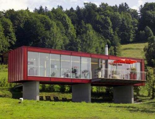 בית עומד חופשי אדום חזית אדמה ממתכת זכוכית מרפסת מרפסת