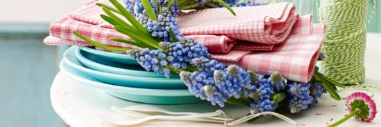 צלחת קישוט שולחן קישוט באביב זר פרחים כחולים טריים