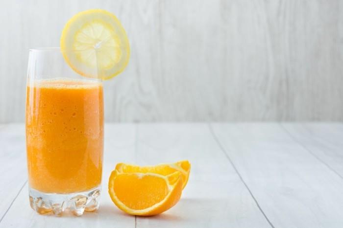 מיץ תפוזים מעורר טבעי עם לימון