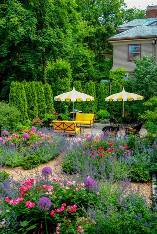 צבעים טריים בגינה פרחים צבעוניים ריהוט גן צהוב לימון ושמשיות