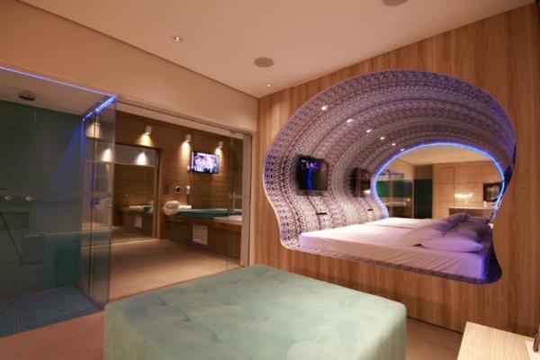 חדרי שינה עתידניים מעצבים בצורת מעטפת עם אור ניאון