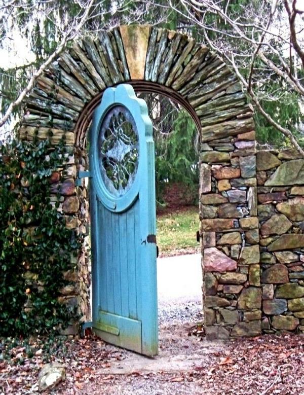 שער גן עשוי עץ שער אבן