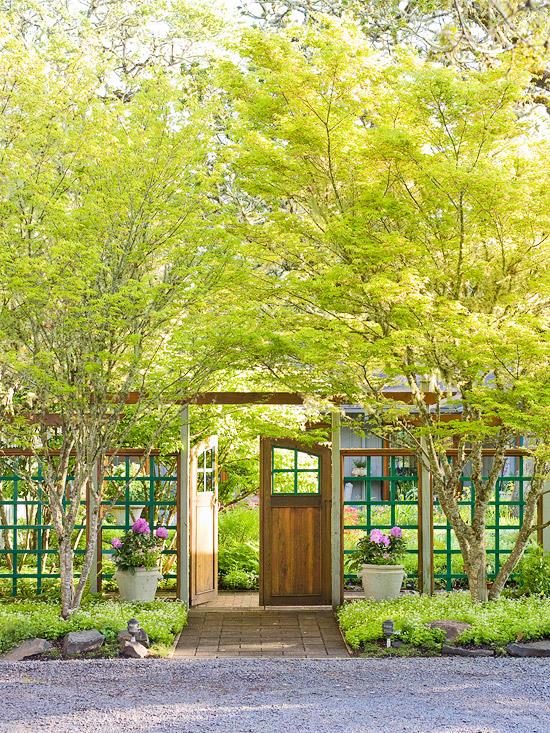 גדר גן עץ בראום סריג עץ חום ירוק אוורירי