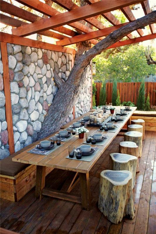 רעיונות לעיצוב גינה שולחן עץ קיר אבן שרפרף כפרי