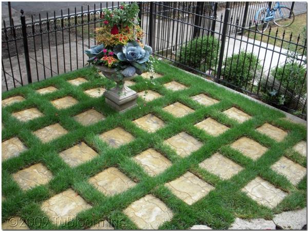 עיצוב גינה עם דשא בחצר אבנים
