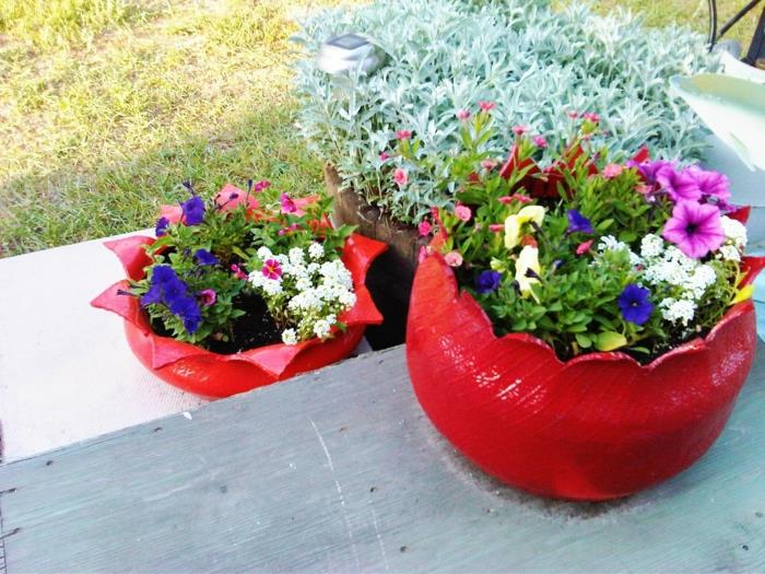 רעיונות לגינה צובעים צמיגי מכוניות ישנות פרחים בצבע אדום