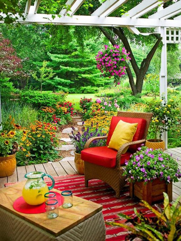 רעיונות לגינה פרחים צבעוניים שטיח אדום ריהוט חוץ